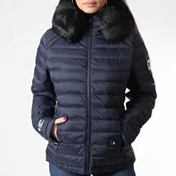 Promo 🔔 Doudoune Capuche Fourrure Chauffante Femme Victoria Bleu Marine Noir de Comme Des Loups ⭐ -Comme Des Loups Soldes comme des loups 339127 VICTORIA NAVY FOUR BLACK 20221024T141713 03