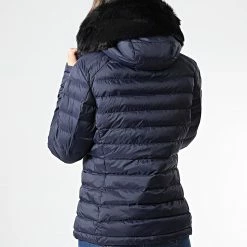 Promo 🔔 Doudoune Capuche Fourrure Chauffante Femme Victoria Bleu Marine Noir de Comme Des Loups ⭐ -Comme Des Loups Soldes comme des loups 339127 VICTORIA NAVY FOUR BLACK 20221024T141715 04