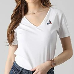 Sortie 🎁 Tee 👕 Shirt Femme Col V 2210511 Blanc de Le Coq Sportif ⭐