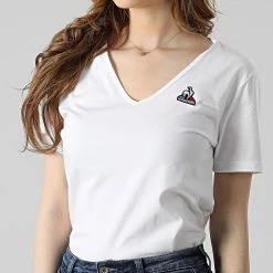 Sortie 🎁 Tee 👕 Shirt Femme Col V 2210511 Blanc de Le Coq Sportif ⭐ -Comme Des Loups Soldes le coq sportif 291684 2210511 20211209T160016 03