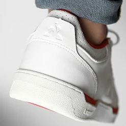 Promo 🔥 Baskets Stadium 2210242 Optical White Fiery Red de Le Coq Sportif ✨ -Comme Des Loups Soldes le coq sportif 302980 2210242 20220211T155331 04