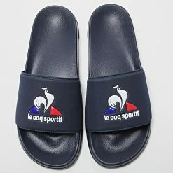 Nouveau 🛒 Claquettes Slide Logo 2021280 Bleu Marine de Le Coq Sportif ✔️ -Comme Des Loups Soldes le coq sportif 316033 2021280 20220510T161417 04