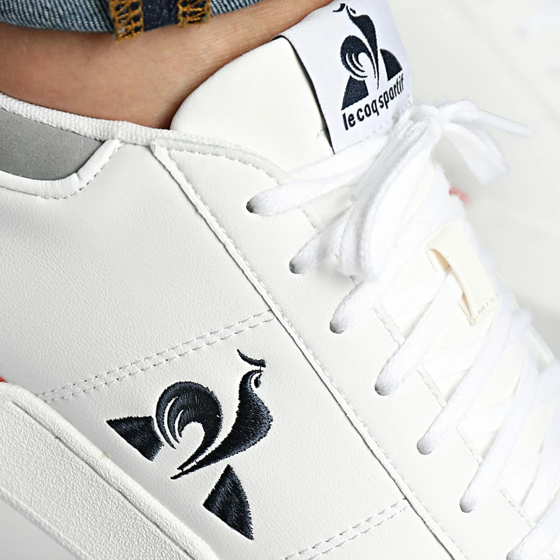 Grosses soldes 🌟 Baskets Stadium Tricolore 2220247 Optical White de Le Coq Sportif 🎉 4 Grosses soldes 🌟 Baskets Stadium Tricolore 2220247 Optical White de Le Coq Sportif 🎉 – Image 2